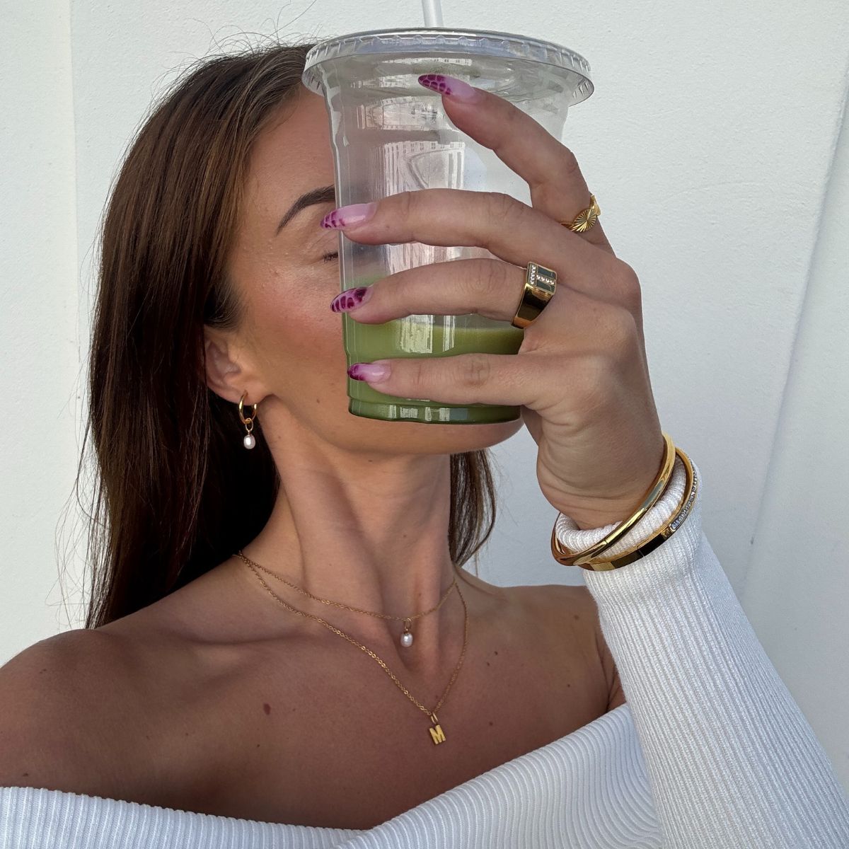 18k-guldbelagt-perle-vedhaeng-paa-classic-halskæde-og-paa-guldbelagt-creoler-camilla-kroeyer-jewellery