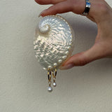 18k-guldbelagt-perle-vedhaeng-paa-guldbelagt-creoler-camilla-kroeyer-jewellery