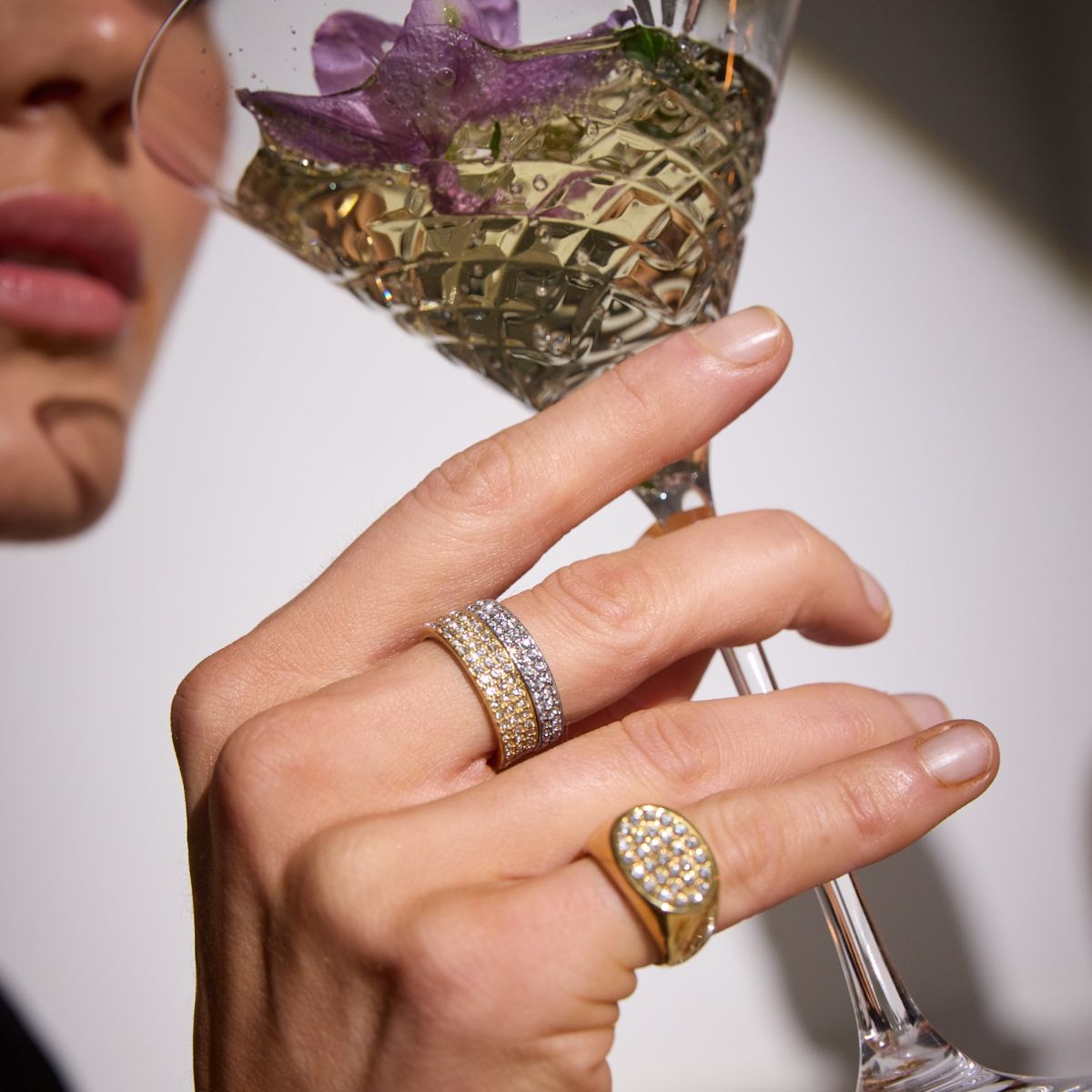 Camilla Krøyer Jewellery Oval Pavé Krystal Signet Ring 18K guldbelagt
