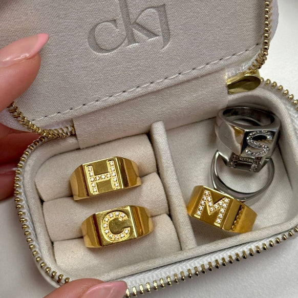 Krystal Bogstav Firkantet Signet Ring 18K Guldbelagt