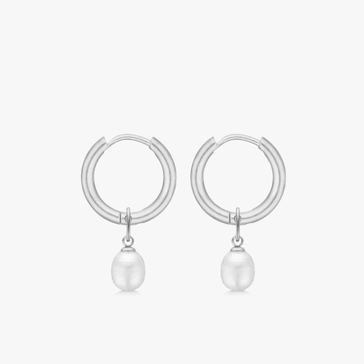 5mm-perle-vedhaeng-på-soelvfarvet-creoler-camilla-kroeyer-jewellery