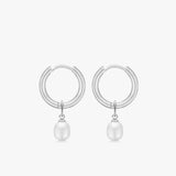 5mm-perle-vedhaeng-på-soelvfarvet-creoler-camilla-kroeyer-jewellery