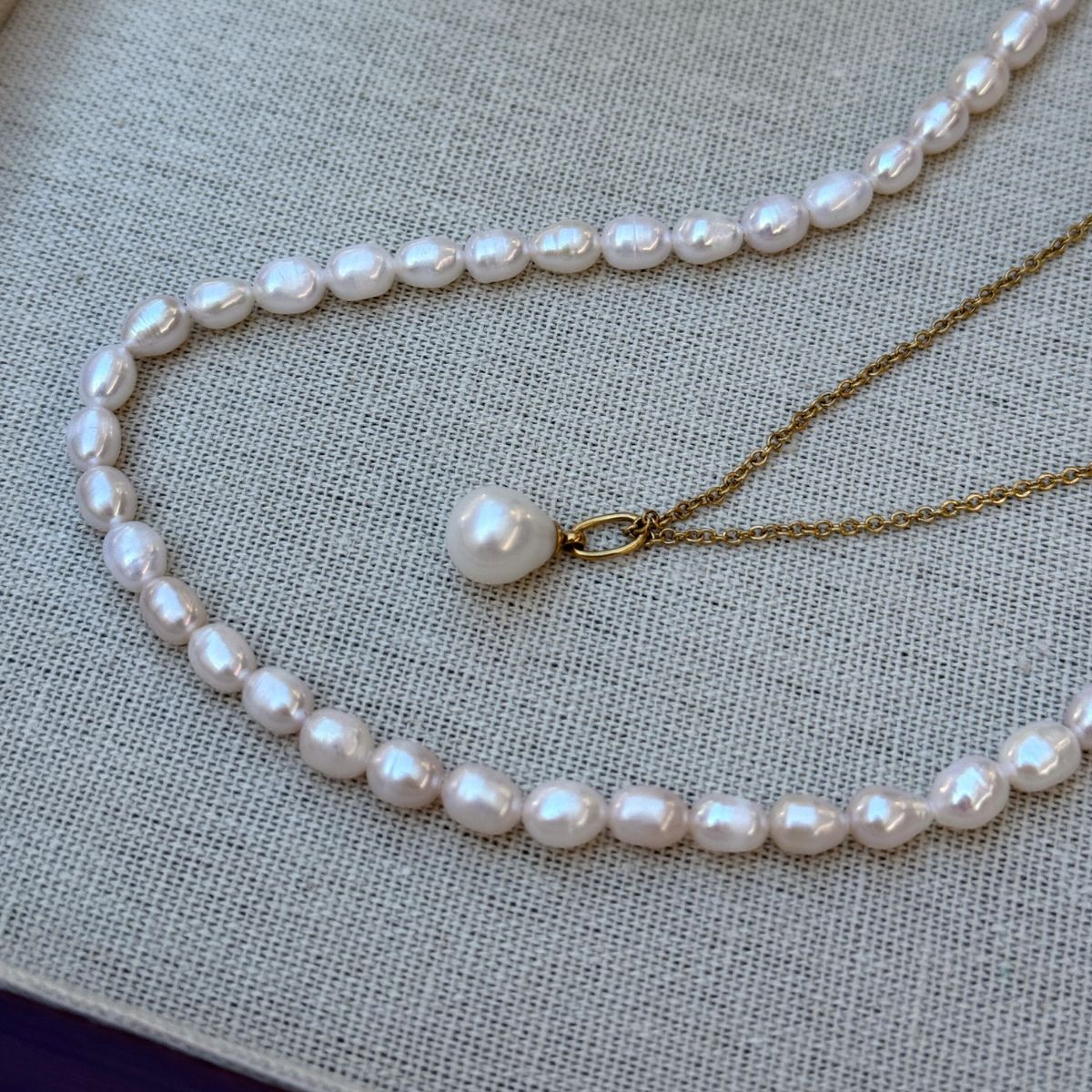 7mm-guldbelagt-perle-vedhaeng-paa-classic-halskaede-camilla-kroeyer-jewellery