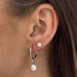 7mm-perle-vedhaeng-paa-soelvfarvet-creoler-camilla-kroeyer-jewellery