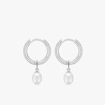 7mm-perle-vedhaeng-soelvfarvet-paa-soelvfarvet-creoler-camilla-kroeyer-jewellery