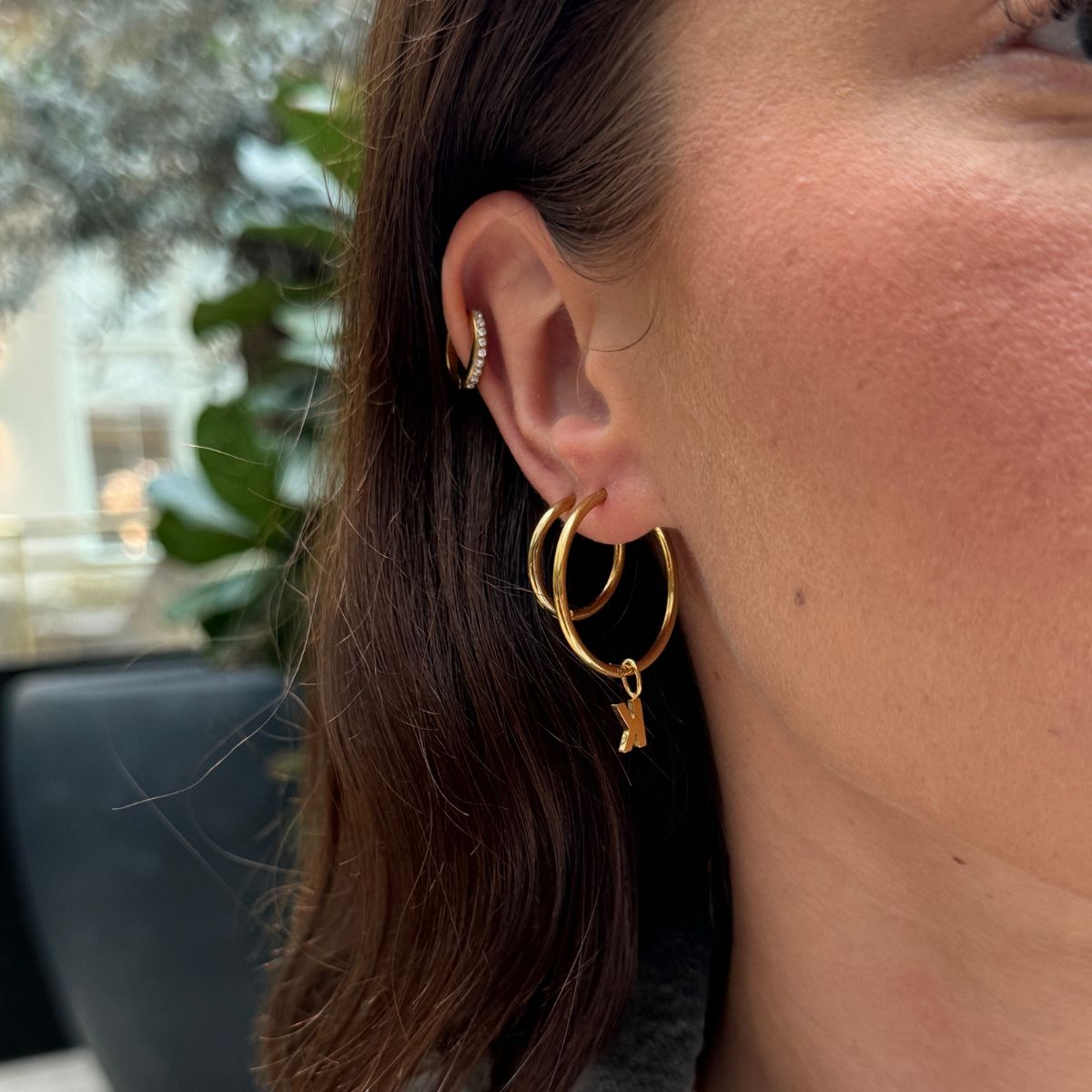 Camilla Krøyer Jewellery Classic Creoler 18K Guldbelagt 25mm med Bogstav Vedhæng