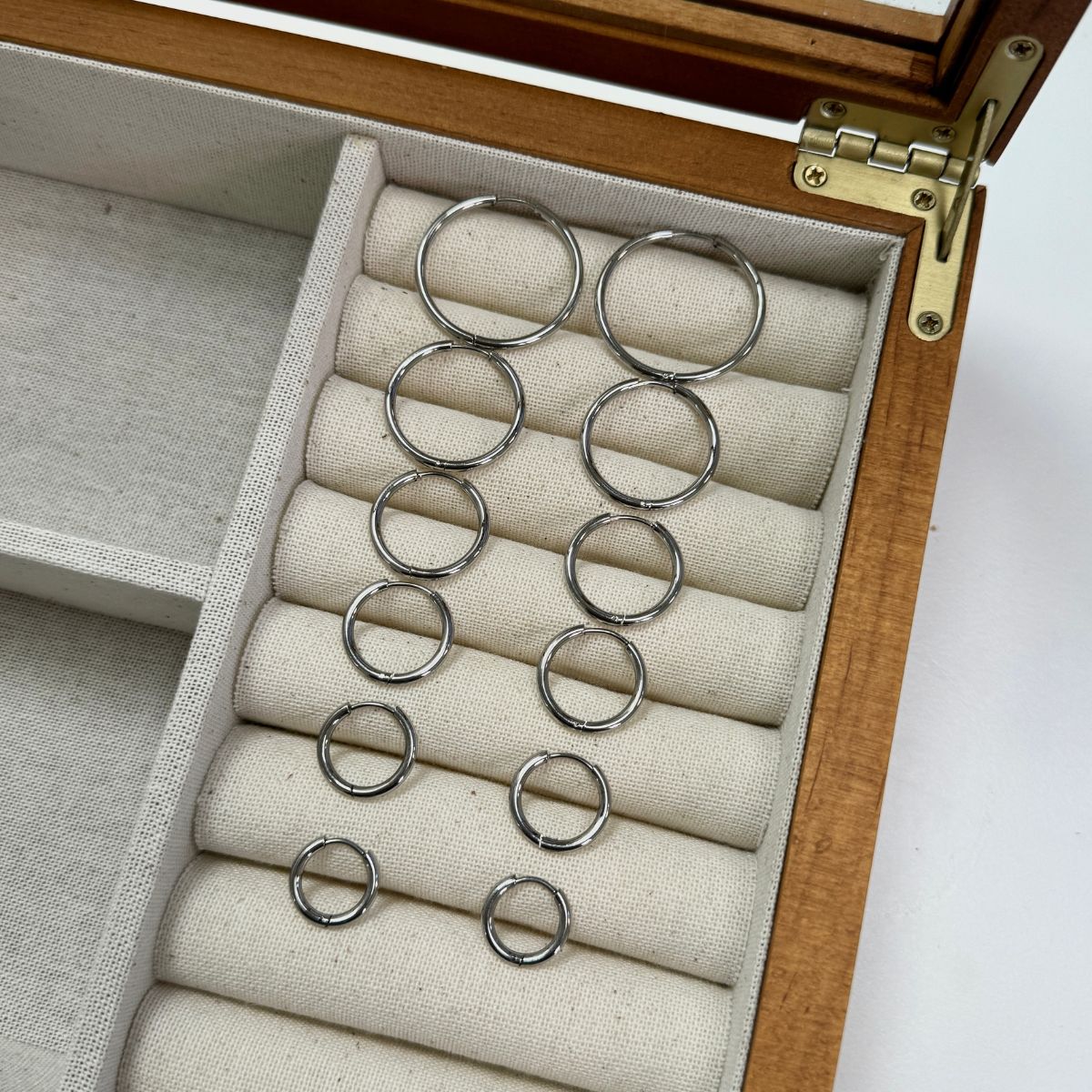 Classic Creoler Sølvfarvet 25mm i smykkeskrin