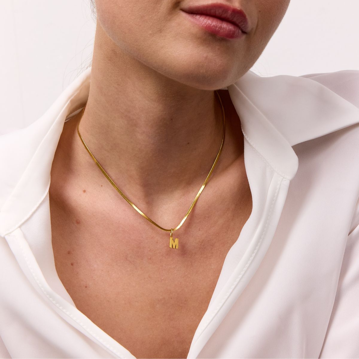 Flad Slange og Bogstav Saet Flad Slangekaede 2mm + 4mm & Bogstav Vedhaeng 18K Guldbelagt Camilla Kroeyer Jewellery 03