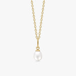 guldbelagt perle vedhaeng paa classic halskaede