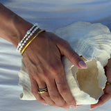 Harmony perle armbaand vist med oval bangle 