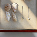 krystal-drop-oereringe-soelvfarvet-foran-musling-camilla-kroeyer-jewellery