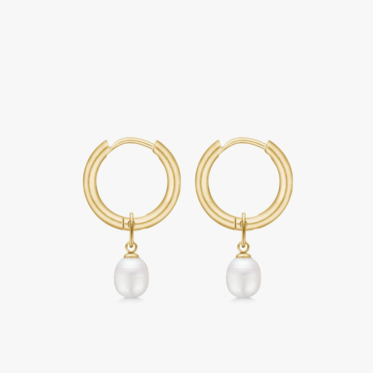 Perle vedhaeng paa guldbelagte creoler