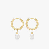 Perle vedhaeng paa guldbelagte creoler