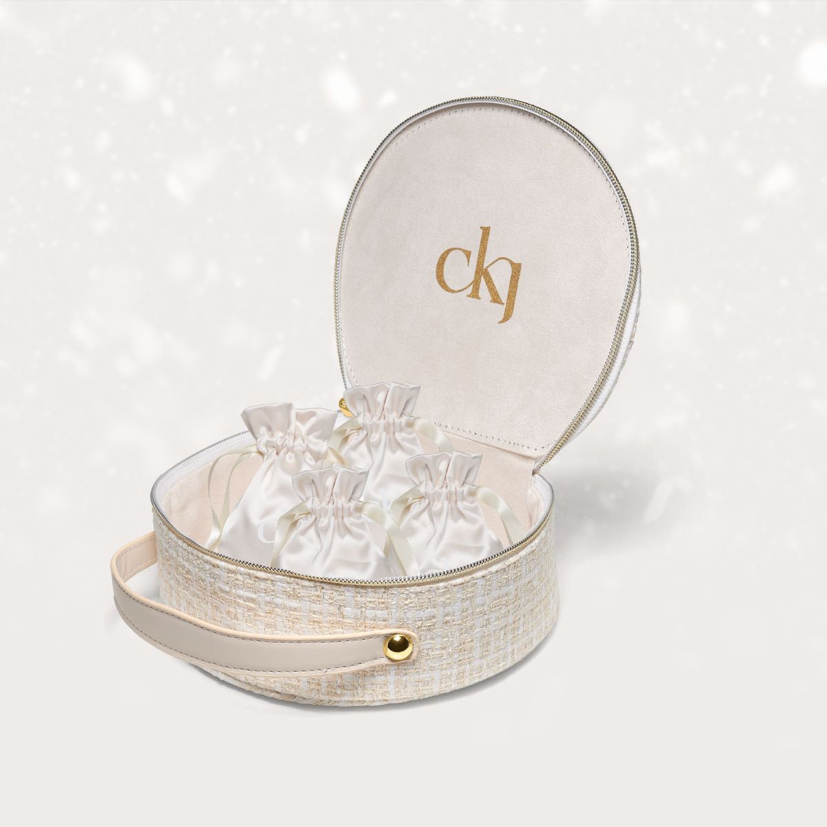 Smykke adventskalender 2025 i elegant æske med fire satinposer fra Camilla Krøyer Jewellery