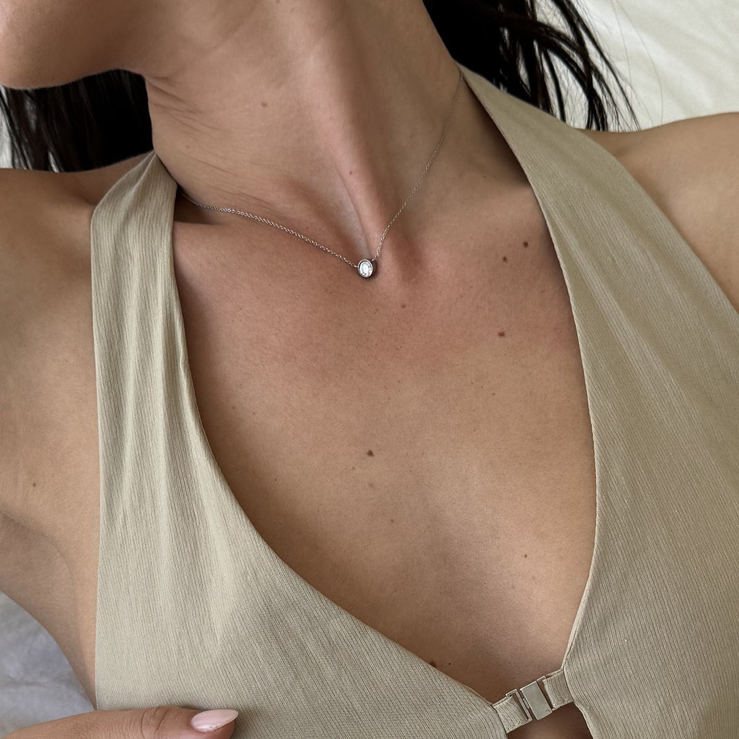 Floating Krystal Soelvfarvet Halskaede Camilla Kroeyer Jewellery