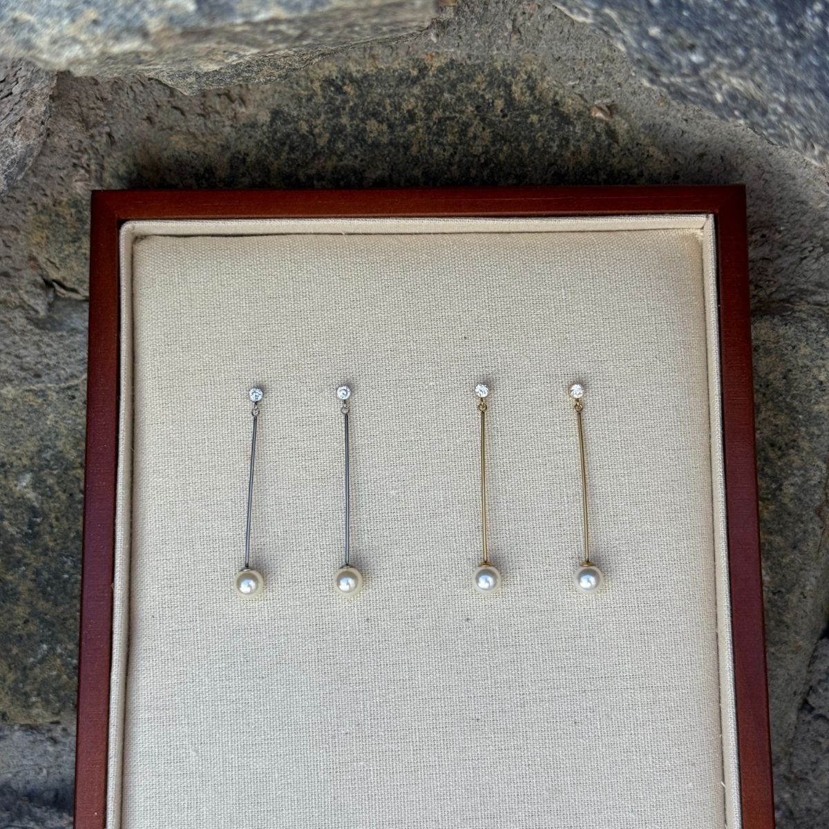 soelvfarvet-krystal-perle-drop-oereringe-18k-guldbelagt-krystal-perle-drop-oereringe-camilla-kroeyer-jewellery