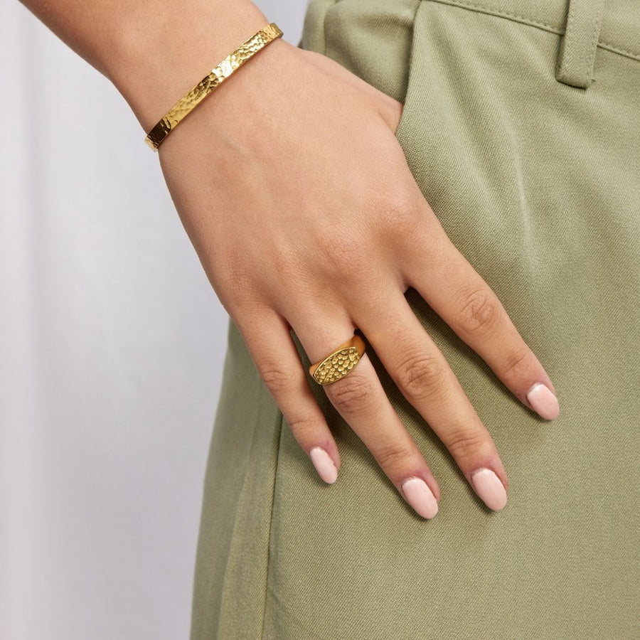 Camilla krøyer jewellery Hamret Oval Signet Ring 18K Guldbelagt