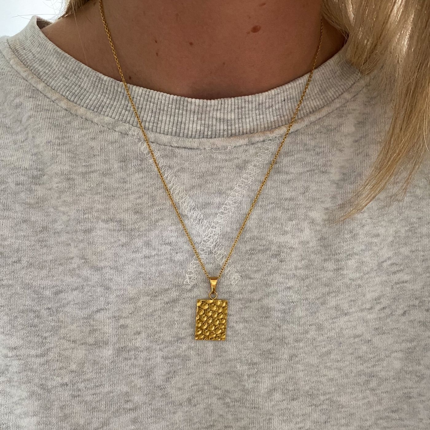 Camilla Krøyer Jewellery Hamret Halskæde 18K Guldbelagt Firkantet Stor