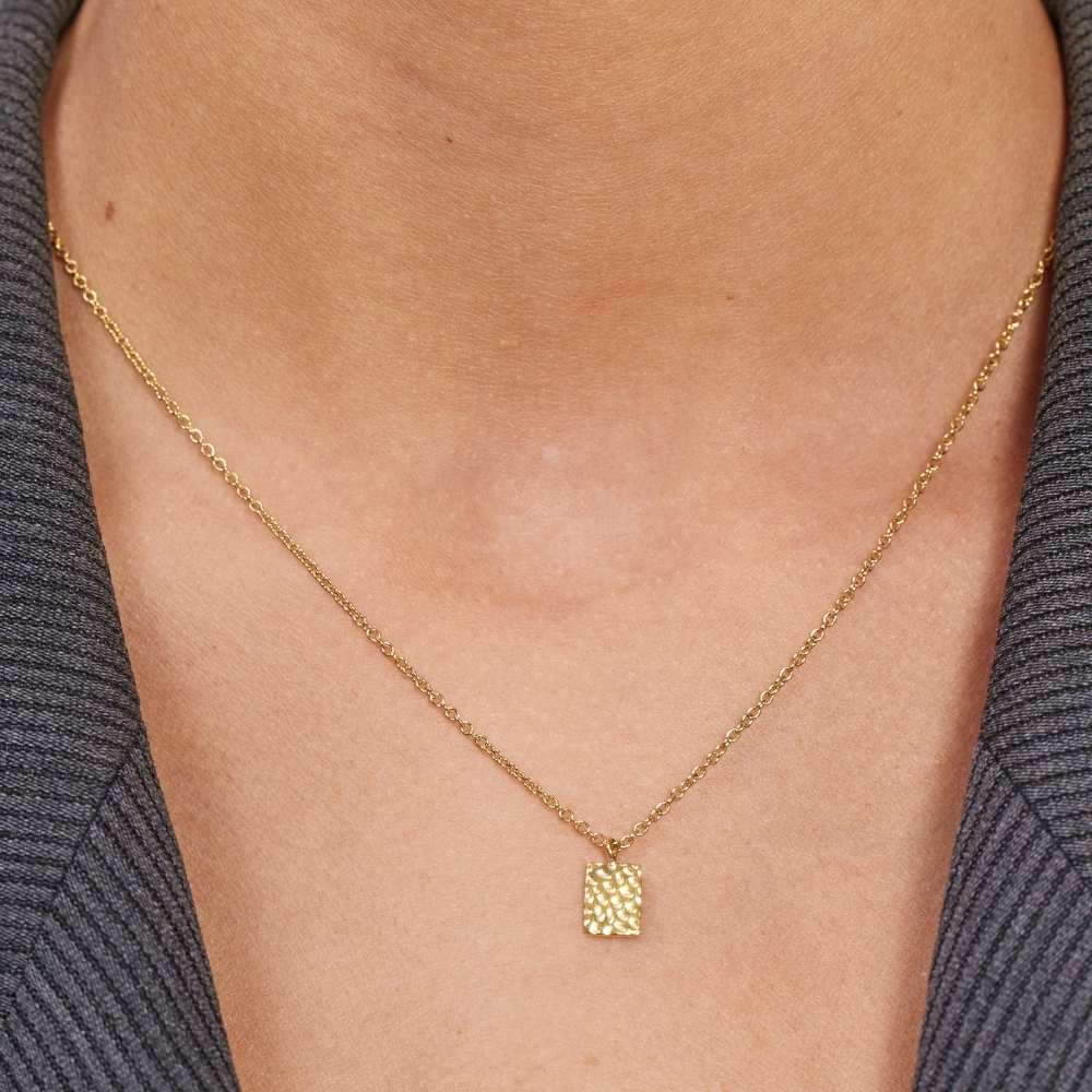 Camilla Krøyer Jewellery Hamret Halskæde 18K Guldbelagt Firkantet Mini