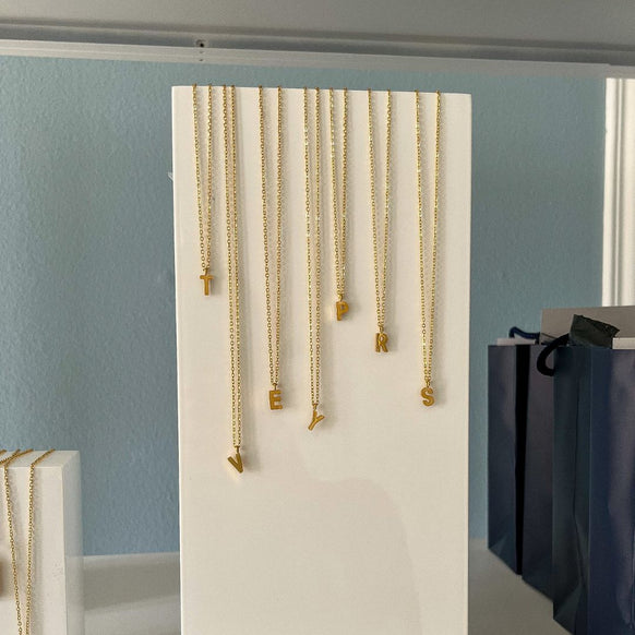 Camilla Krøyer Jewellery Classic Bogstav Halskæde 18K Guldbelagt