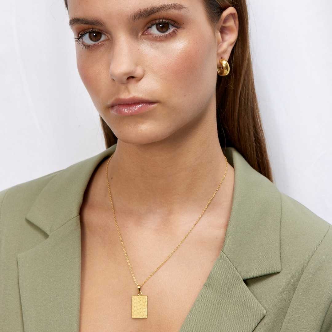 Camilla Krøyer Jewellery Hamret Halskæde 18K Guldbelagt Firkantet Stor