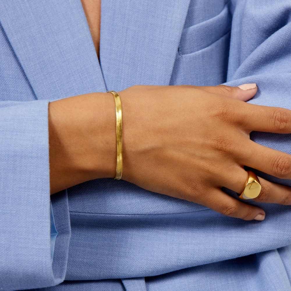 Flad Slange Armbaend 18K Guldbelagt 4mm Camilla Kroeyer Jewellery 04