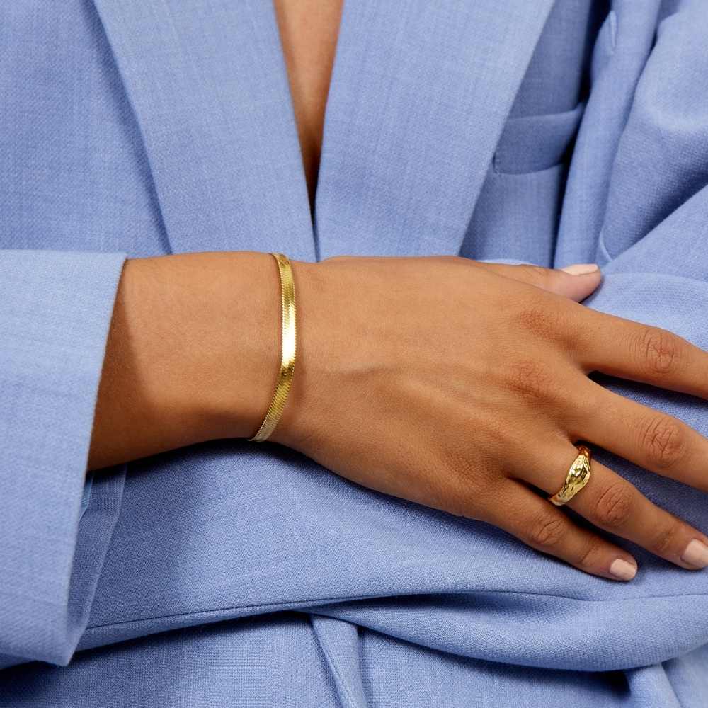 Flad Slange Armbaend 18K Guldbelagt 4mm Camilla Kroeyer Jewellery 08